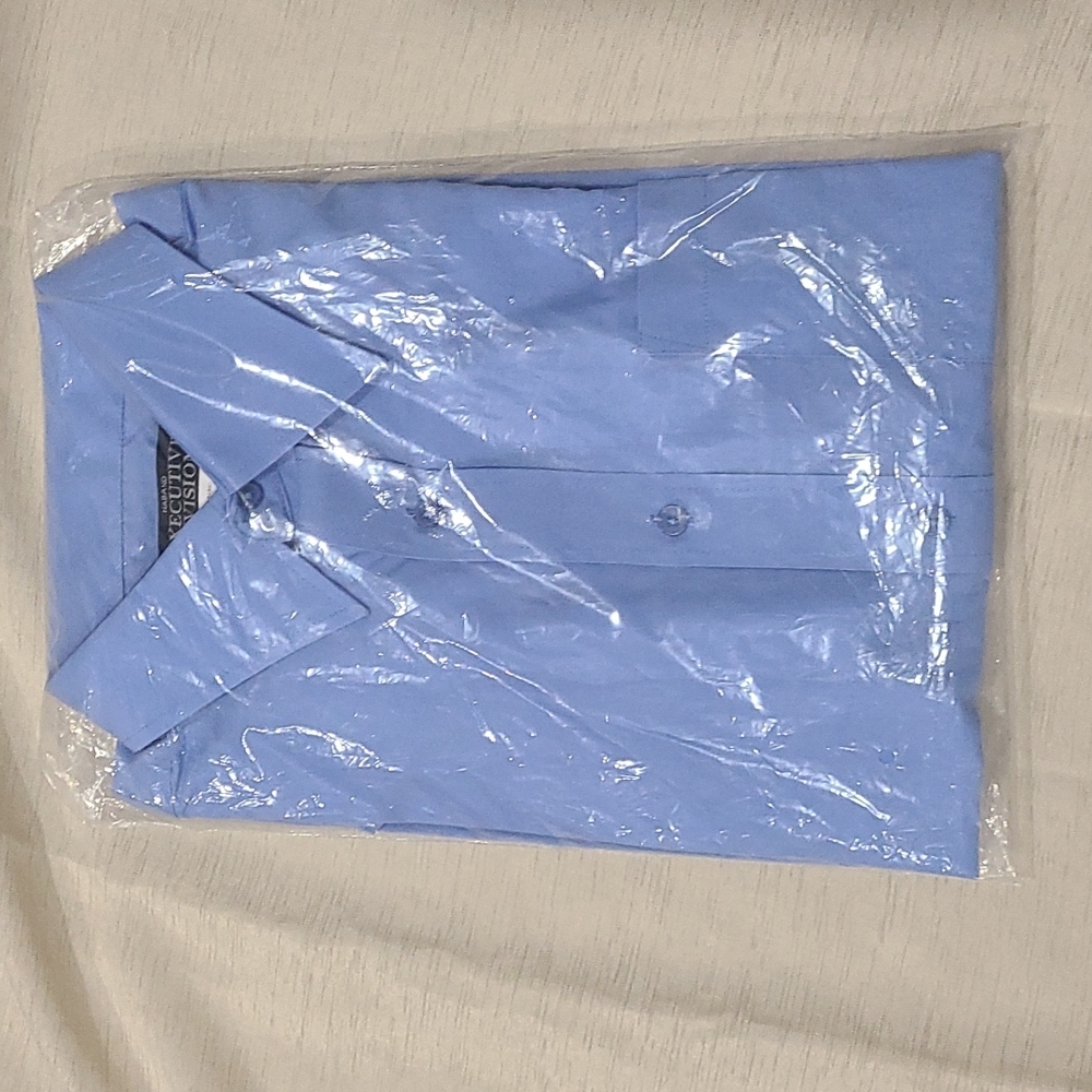 Men's short sleeve shirt.